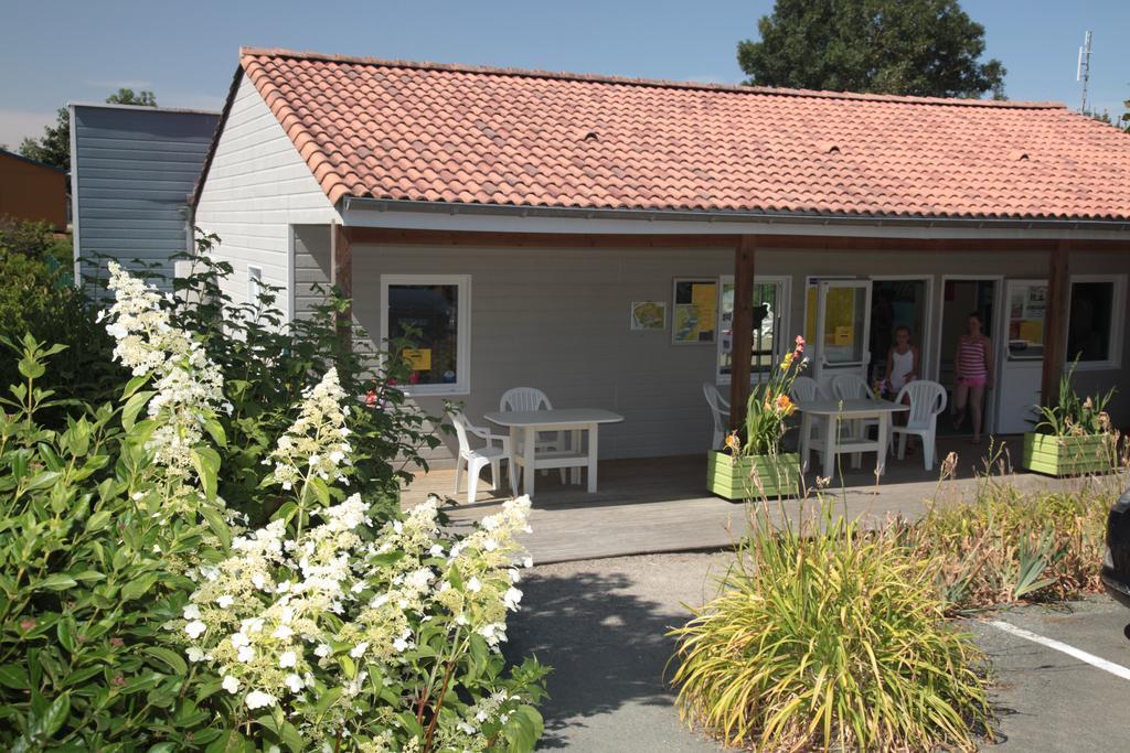 فندق Camping Des Rulieres Saint-Valérien المظهر الخارجي الصورة